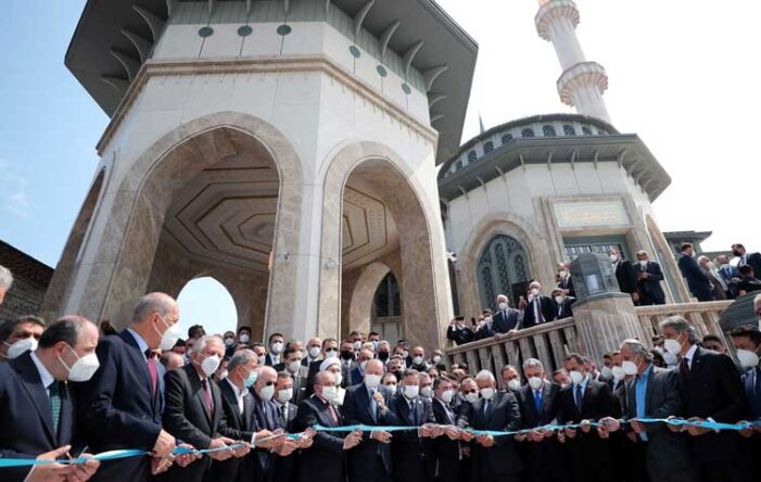 Ταγίπ Ερντογάν: H μετατροπή της Αγίας Σοφίας σε τζαμί είναι «δώρο για την 568η επέτειο της κατάκτησης της Κωνσταντινούπολης»
