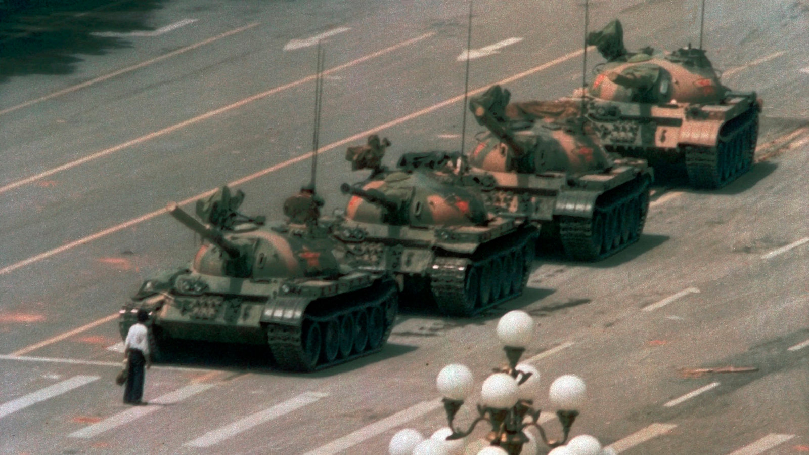 H μυστηριώδης εξαφάνιση της διάσημης φωτογραφίας Tank Man στην πλατεία Τιενανμέν
