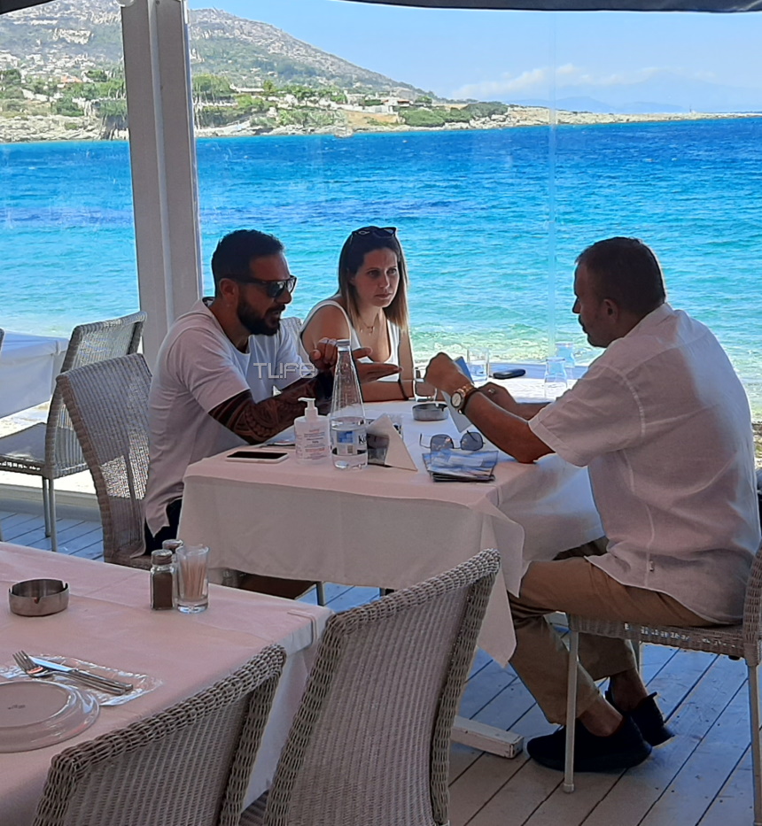 Γεύμα δίπλα στη θάλασσα για τον Τριαντάφυλλο με τη σύζυγό του και τον επιχειρηματία Θ. Παπαγεωργίου  (Φωτο)