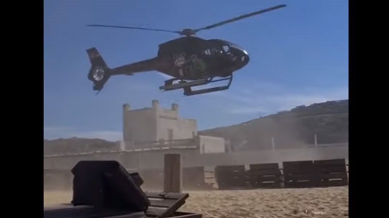 Μύκονος: Προσγείωσε ελικόπτερο ανάμεσα σε Beach bar και ξαπλώστρες – Το βίντεο
