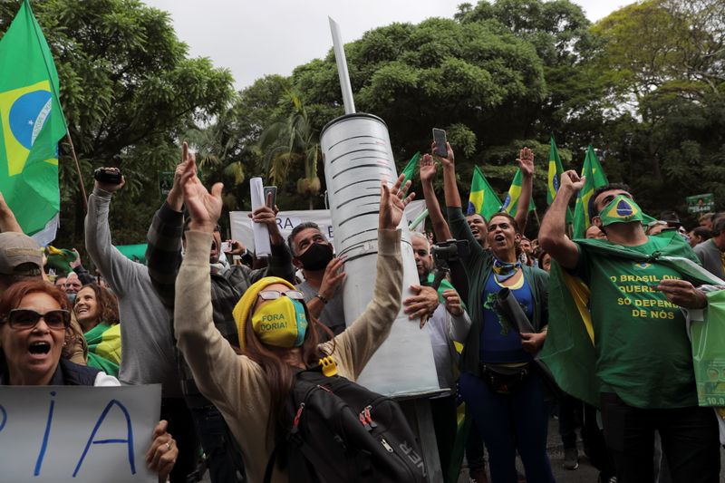 Στους δρόμους χτυπώντας κατσαρόλες οι βραζιλιάνοι για την διαχείριση της πανδημίας