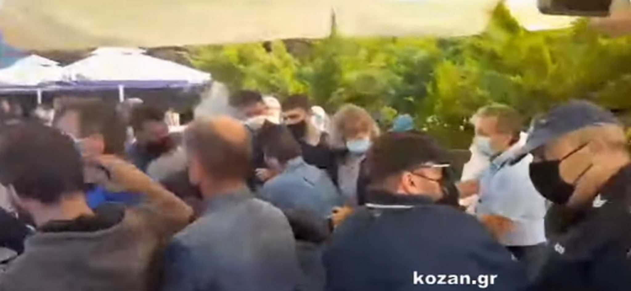 Κοζάνη: Σκηνές "απείρου κάλλους" στο Εργατικό Κέντρο – Πιάστηκαν στα χέρια (video)