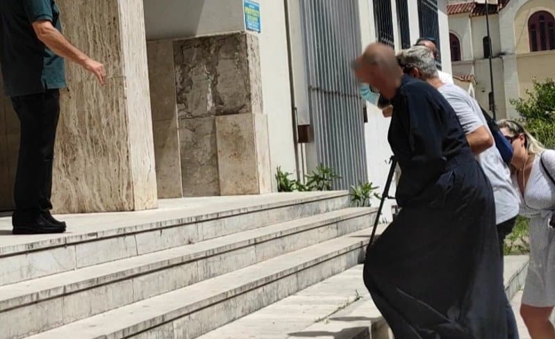 Αγρίνιο: Καταγγελία - Ο ιερέας κακοποιούσε τα παιδιά μέσα σε κοινόβιο (βίντεο)