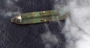 Ναυτική τραγωδία στα Στενά του Ορμούζ: Έπιασε φωτιά και βυθίστηκε ιρανικό πλοίο