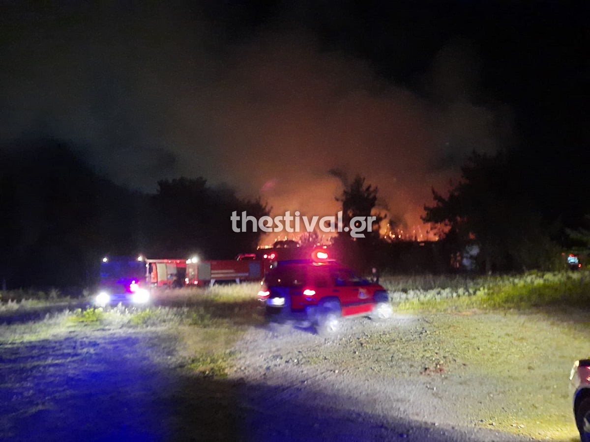 Θεσσαλονίκη: Μεγάλη φωτιά στο στρατόπεδο Καρατάσιου (φωτο & video)