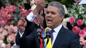 Κολομβία: Ο πρόεδρος Ιβάν Ντούκε καταγγέλλει ότι το ελικόπτερό του δέχθηκε πυρά