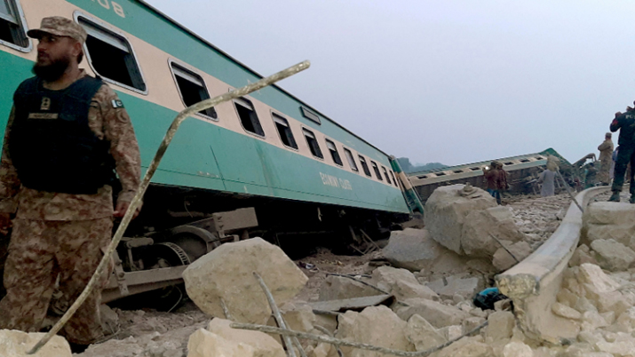 Πολύνεκρο σιδηροδρομικό δυστύχημα στο Πακιστάν