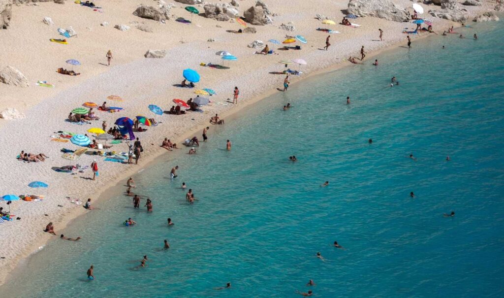 Πάτρα: Συνελήφθη 40χρονος που κυκλοφορούσε γυμνός σε παραλία