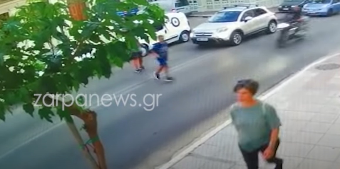 Κρήτη - Σοκαριστικό βίντεο: Μοτοσικλέτα παρασύρει παιδί (Προσοχή σκληρές εικόνες)