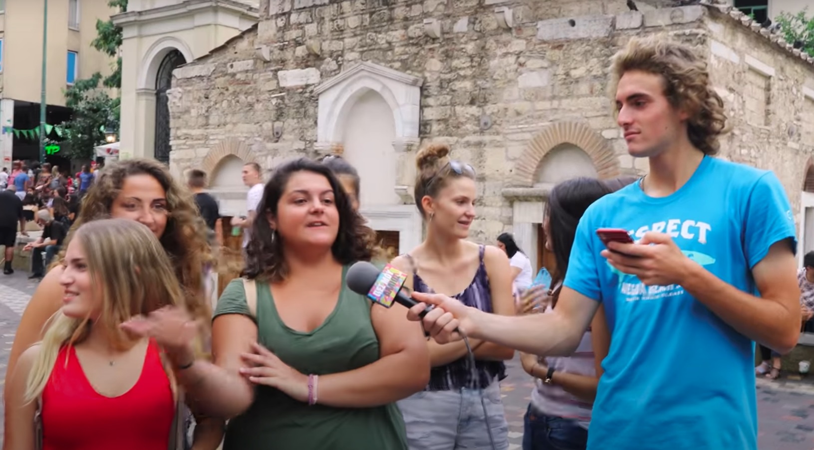 Στέφανος Τσιτσιπάς: "Ψαρώνει" περαστικούς στο Μοναστηράκι (viral video)
