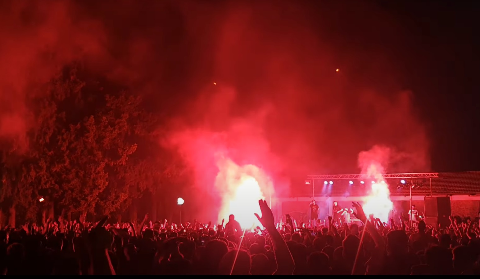 Πλήθος κόσμου σε συναυλία στο Σκοπευτήριο Καισαριανής αψηφώντας τα μέτρα - Τέσσερις συλλήψεις [βίντεο]