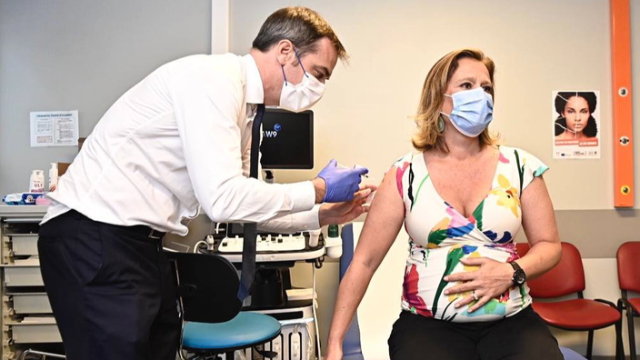 Γαλλία: Ο υπουργός Υγείας εμβολιάζει on camera την υφυπουργό Οικονομικών