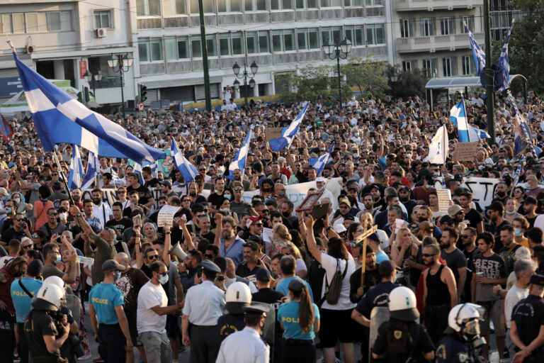 Τραγουδώντας τον Εθνικό Ύμνο αρνητές του εμβολίου διαδήλωσαν σε Αθήνα και Θεσσαλονίκη (Βίντεο)