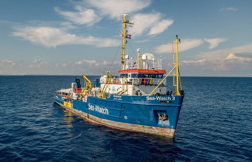 Η Sea-Watch υποστηρίζει ότι η λιβυκή ακτοφυλακή πυροβόλησε και επιχείρησε να εμβολίσει το σκάφος με μετανάστες