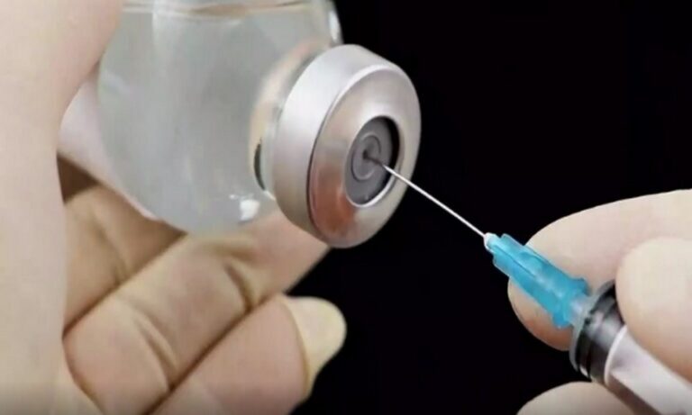 Άγριο παρασκήνιο με τους υποχρεωτικούς εμβολιασμούς. 12 βουλευτές παραμένουν ανεμβολίαστοι