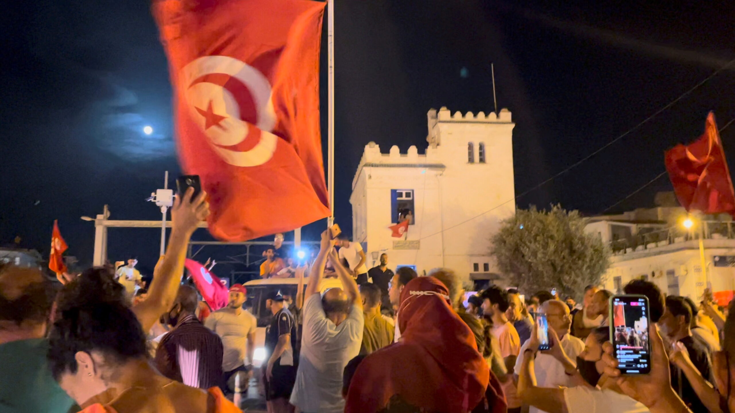 Πετροπόλεμος έξω από το κοινοβούλιο της Τυνησίας