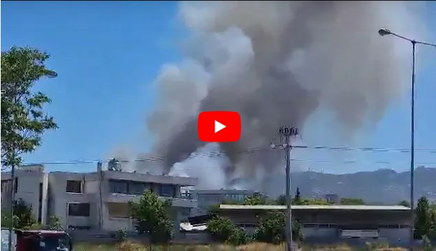 Φωτιά στη Νέα Κηφισιά: Υπο έλεγχο - Κάηκαν αυτοκίνητα (Βίντεο)