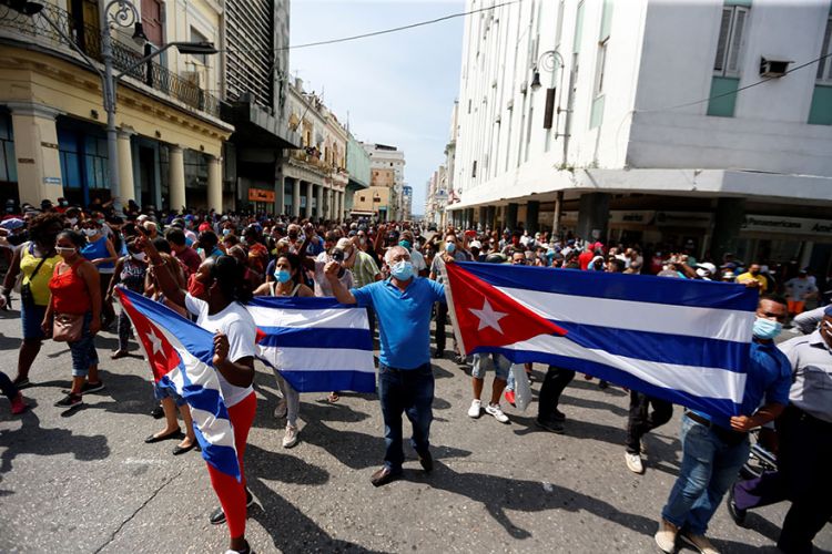 Πληθαίνουν οι φωνές για άρση του εμπάργκο εναντίον της Κούβας