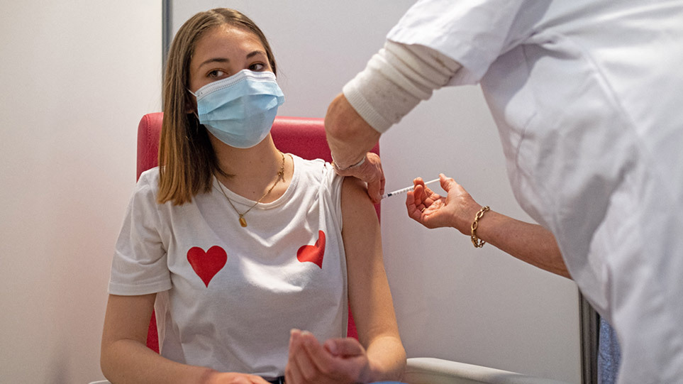 Μετάλλαξη Δέλτα – Παπαευαγγέλου: Γιατί είναι απαραίτητος ο εμβολιασμός των παιδιών