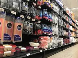Σε ισχύ ο νέος Νόμος για τα πλαστικά. Ποια 10 προϊόντα κατεβαίνουν από τα ράφια των σούπερ μάρκετ