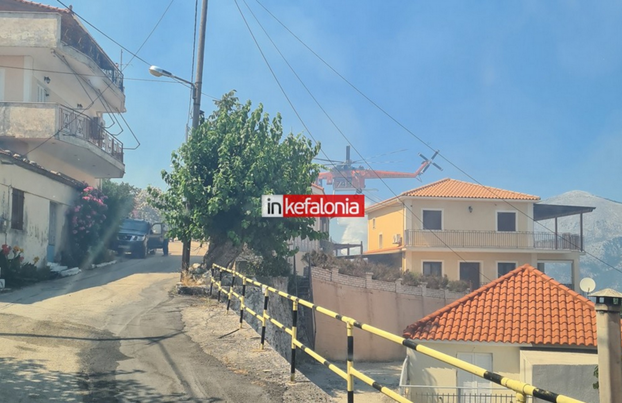 Κεφαλονιά: Απομακρύνονται οι κάτοικοι από την περιοχή Καπανδρίτι λόγω της πυρκαγιάς η οποία μπήκε στο χωριό τώρα  (βίντεο)