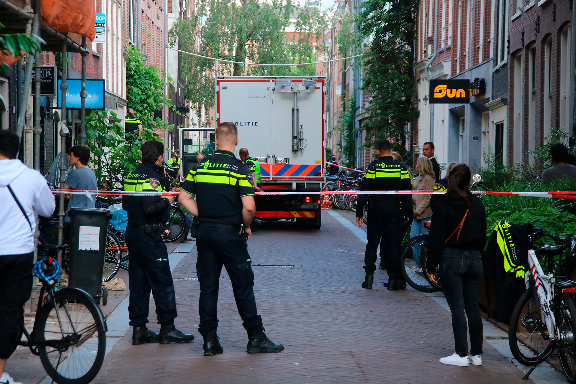 Μάχη για να κρατηθεί στη ζωή δίνει ο διάσημος Ολλανδός αστυνομικός ρεπόρτερ