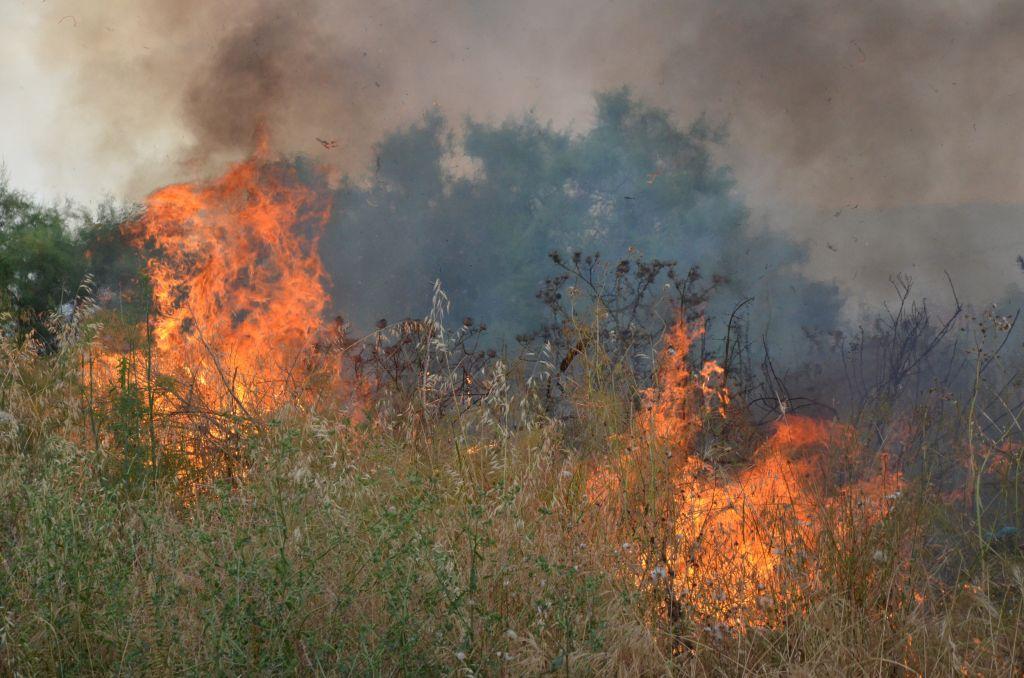 Φωτιά τώρα στη Βαρυμπόμπη – Επιχειρούν και εναέρια μέσα