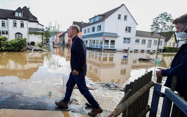 Στις πληγείσες από τις πλημμύρες  περιοχές Σταϊνμάιερ και Μέρκελ