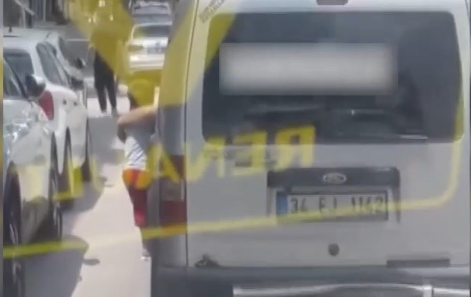 Τουρκία: Βίντεο σοκ - Πατέρας κρεμάει από το παράθυρο οχήματος το παιδί του για τιμωρία!