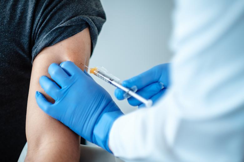 ΕΟΦ: 63 αναφορές για θανάτους και 1.633 για παρενέργειες από το εμβόλιο κατά του κορωνοϊού