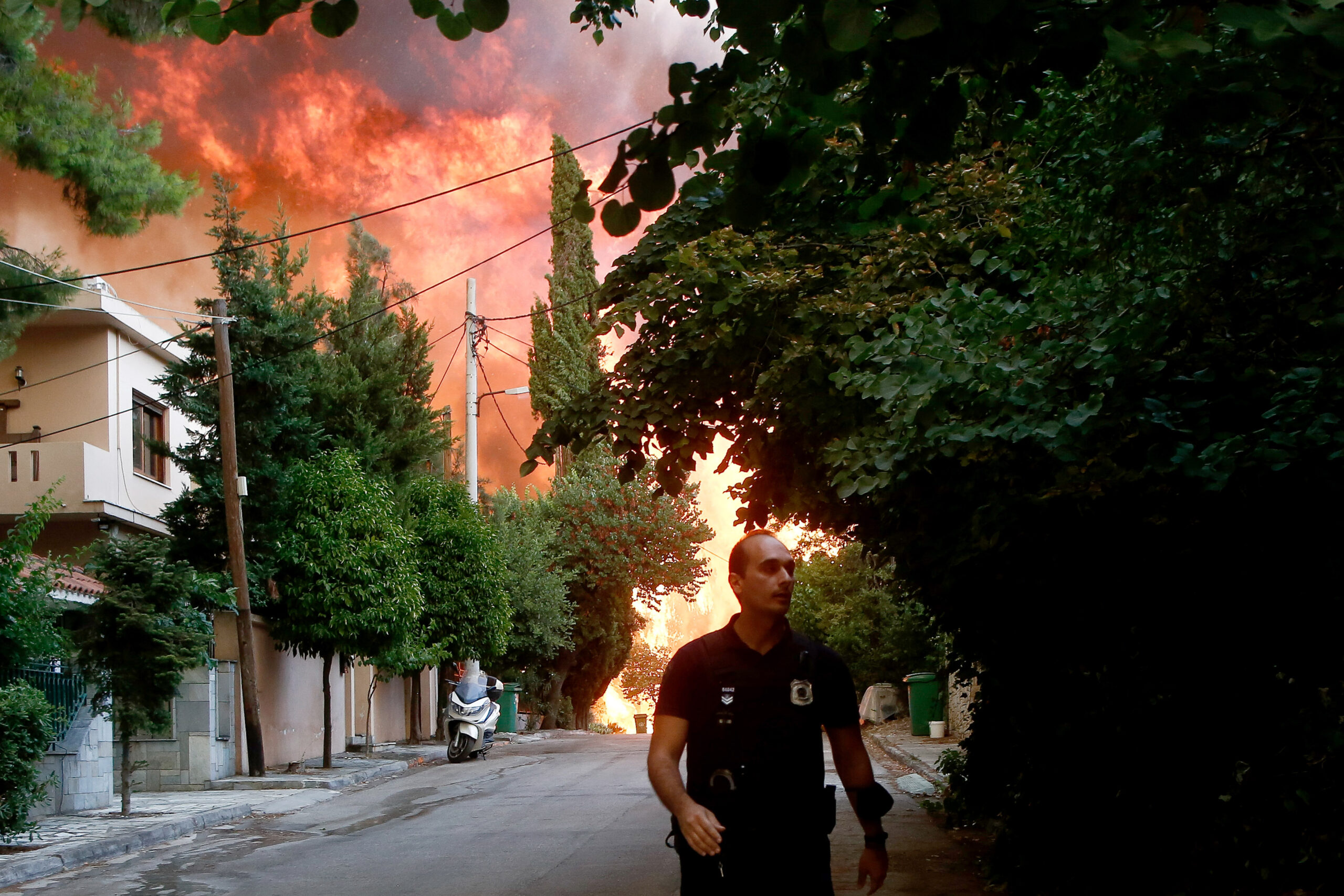 Απελπιστική η κατάσταση στη Βαρυμπόμπη - Εντολή εκκένωσης από το 112 σε Ολυμπιακό Χωριό & Θρακομακεδόνες - Live ενημέρωση (αποκλειστικές φωτό)