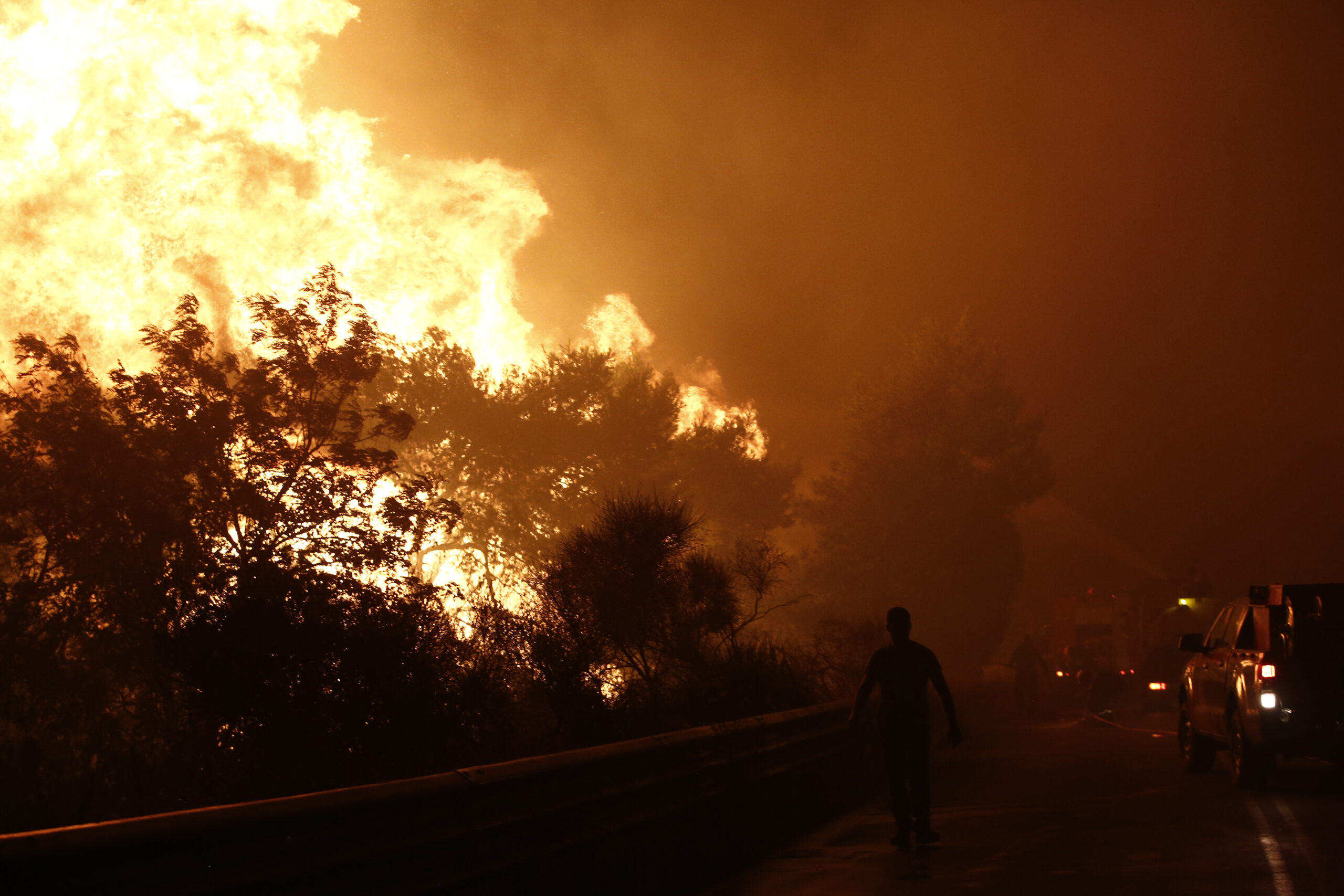 Βαρυμπόμπη: Εκτός ελέγχου η φωτιά που πέρασε την εθνική οδό - Εντολή για εκκένωση σε Καπανδρίτι, Πολυδένδρι και Άγιο Στέφανο