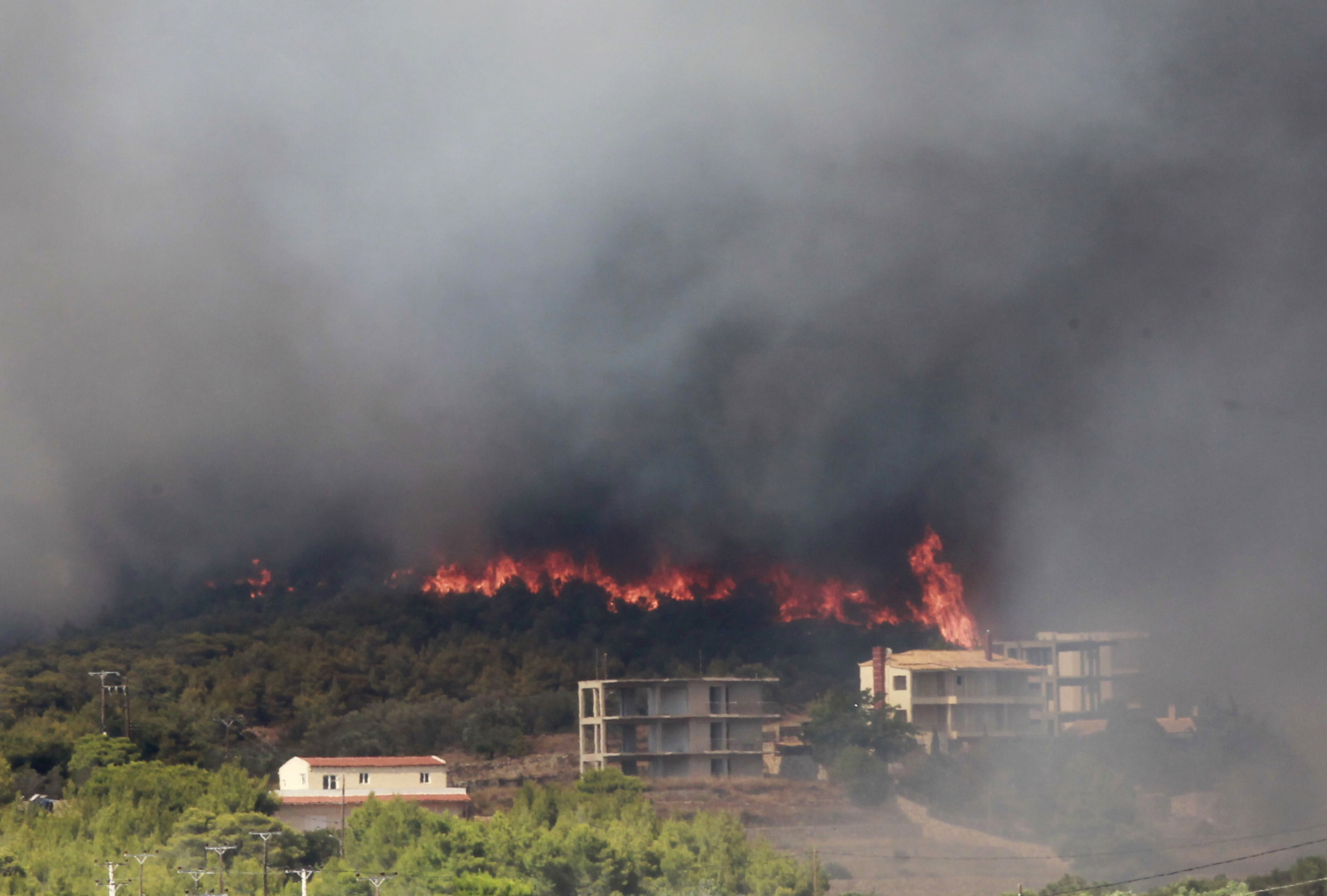 Στα Βίλια φτάνουν οι φλόγες - Πέρασε το όρος Πατέρας η φωτιά - Μικρή βελτίωση στη Κερατέα