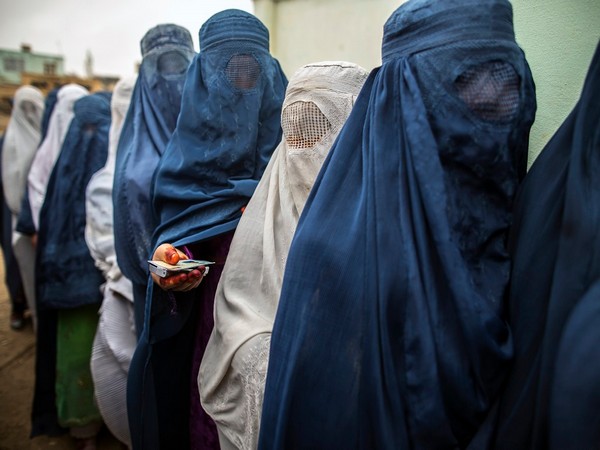 Οι Ταλιμπάν καλούν τις γυναίκες να επιστρέψουν στις δουλειές τους, αφού τα βρήκαν... "δύσκολα"