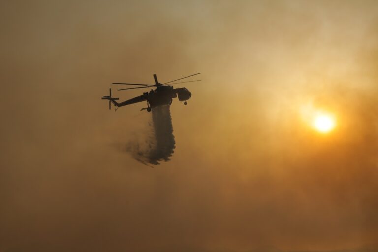 Ανεξέλεγκτη φωτιά στην Ρόδο - Έκτακτη εκκένωση κατοίκων στην Ψίνθο με το 112