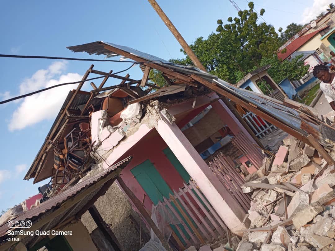 Σεισμός στην Αϊτή: Πάνω από 300 οι νεκροί – Μετασεισμός 5,9 Ρίχτερ – Συγκλονιστικές εικόνες
