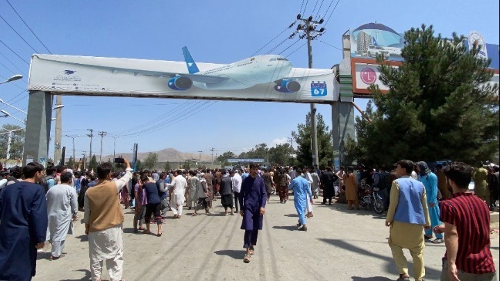 Αφγανιστάν: Χιλιάδες άνθρωποι πολιορκούν το αεροδρόμιο της Καμπούλ - Προσπαθούν απεγνωσμένα να διαφύγουν από τους Ταλιμπάν