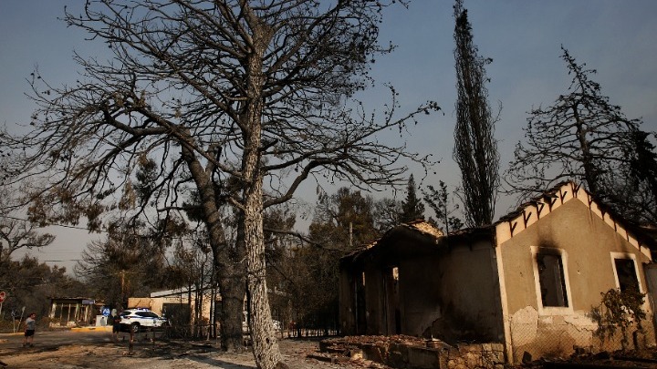 Θλίψη: Η επόμενη ημέρα της καταστροφής στην Βαρυμπόμπη από drone