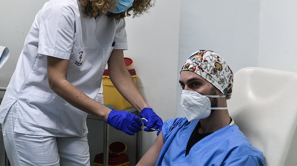 Καρδίτσα πλαστά πιστοποιητικά εμβολιασμού: Πως δρούσε η υπάλληλος που κατηγορείται - Καταγγελίες για ψευδή τεστ έως 200 ευρώ