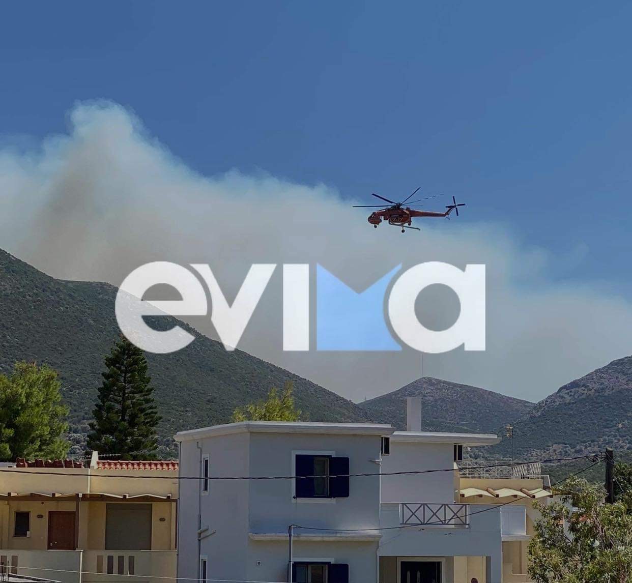 Εύβοια: Ανεξέλεγκτη η φωτιά στα Μεσοχώρια  – Καίει κοντά σε σπίτια - Εντολή εκκένωσης από το 112