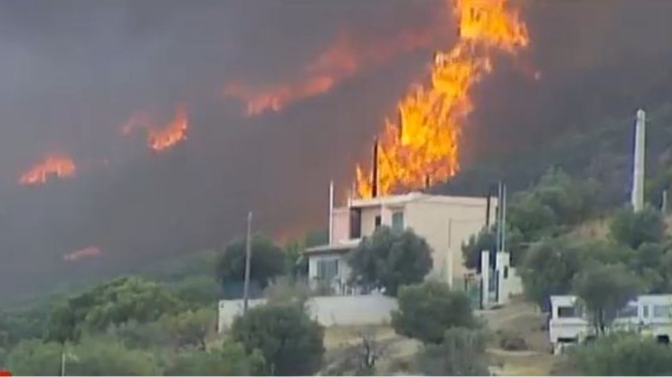 Μαίνεται η πυρκαγιά στη  Κερατέα: Εκκένωση τέταρτου οικισμού – Μάχη να μη φτάσει στον εθνικό Δρυμό Σουνίου