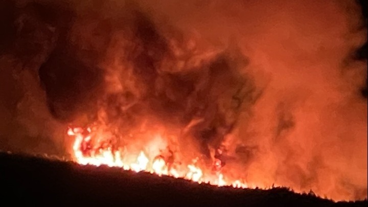 Φωτιές στην Ελλάδα: Καίγονται σπίτια - Μεγάλη πυρκαγιά στην Κάρυστο – Εκκενώθηκαν Μαρμάρι Ευβοίας και δύο οικισμοί μέσω του 112 (Βίντεο)