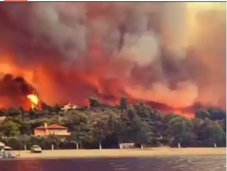 Εικόνες από την κόλαση στις Ροβιές - Η φωτιά σταμάτησε στη θάλασσα - Το Λιμενικό απομάκρυνε τον κόσμο από την παραλία (βίντεο σοκ)