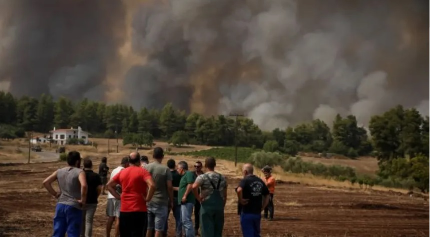Κρίσιμες ώρες με τη φωτιά στη Βόρεια Εύβοια: Εκκενώνονται Πευκί, Γούβες, Αρτεμίσιο, Βουλίκι