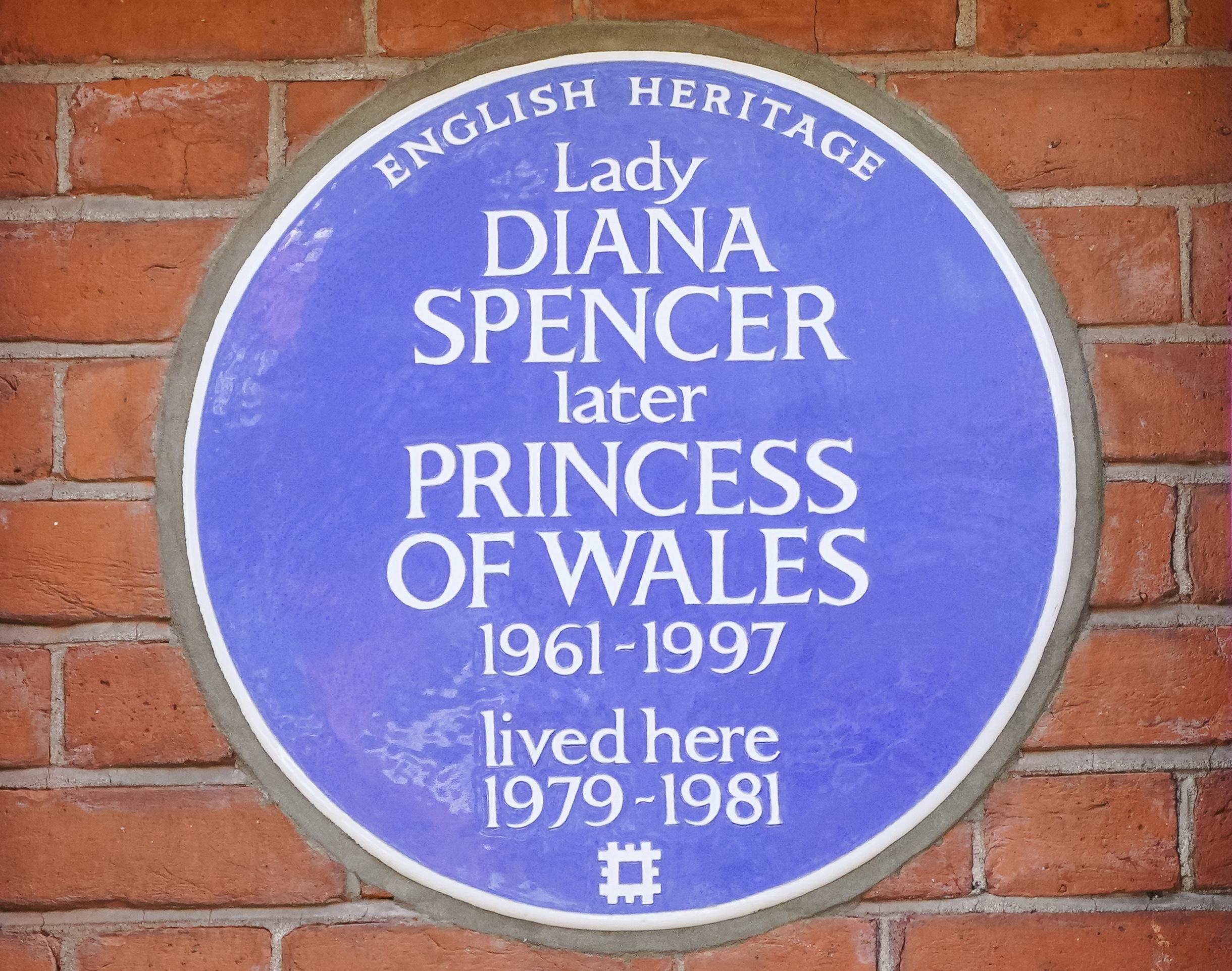 Μια διάσημη μπλε πλακέτα στο σπίτι που ζούσε η πριγκίπισσα Νταϊάνα