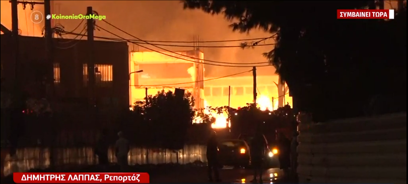 Ασπρόπυργος: Μεγάλη φωτιά σε εργοστάσιο ξυλείας – “Μάχη” για να μην επεκταθεί