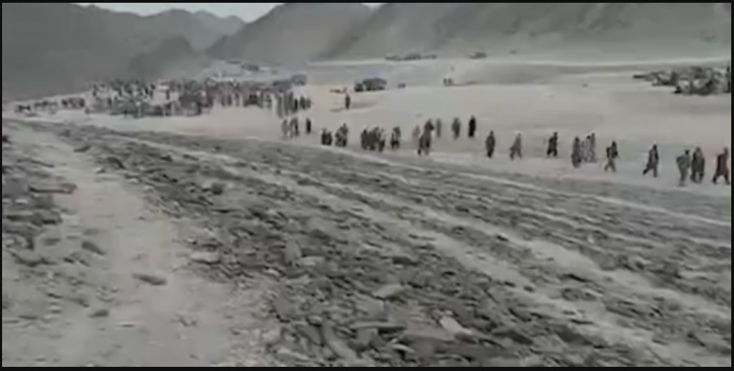 Αφγανιστάν: Χιλιάδες εγκαταλείπουν τη χώρα περπατώντας χιλιόμετρα μέσα στην έρημο (Βίντεο)