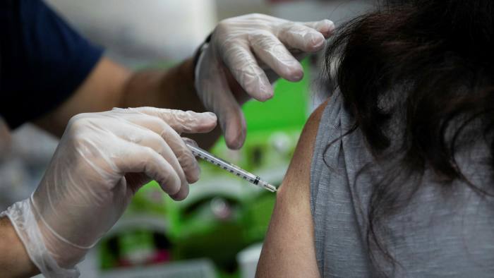 Pfizer: Η τρίτη δόση εμβολίου μειώνει σημαντικά τον κίνδυνο μόλυνσης με Covid-19
