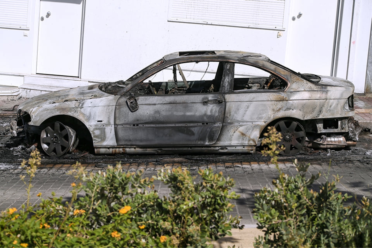 Ηλιούπολη: Έκαψαν το αυτοκίνητο του αστυνομικού που εξέδιδε την 19χρονη [pics]