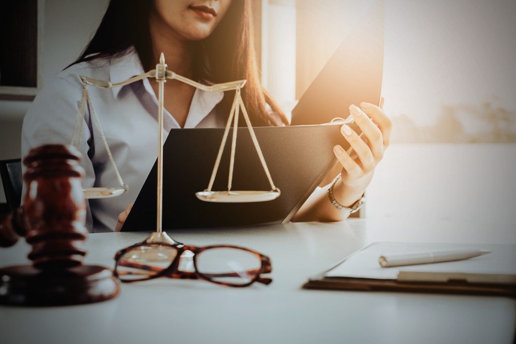 Το 32% των γυναικών δικηγόρων θύμα σεξουαλικής παρενόχλησης στον χώρο εργασίας
